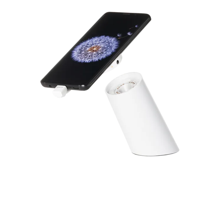 Pedestal OnePOD de InVue con un smartphone en exhibición abierta