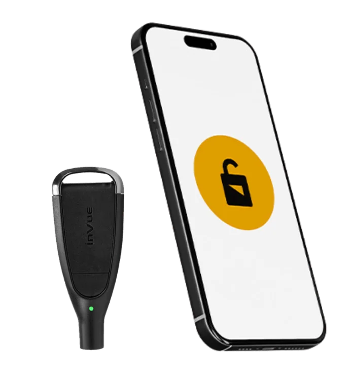 Llave OneKEY de InVue junto a la app móvil que también abre los equipos